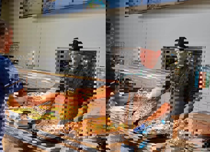 Med Royal Surrey Wellspring Restaurant Staff Member Serving Food From Counter 02 (1)