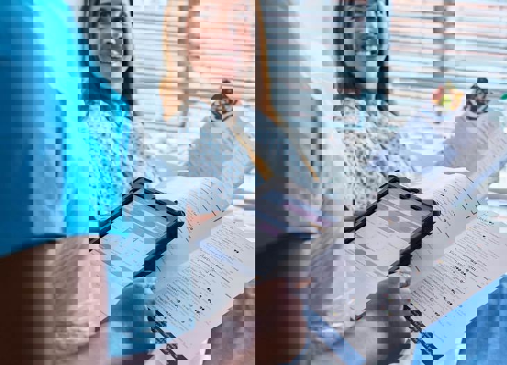 Med Uclh Patient Browsing Menu With Staff Member Wearing Ppe 08