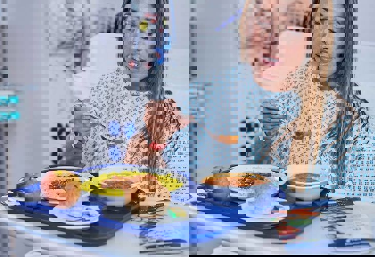 Med Uclh Patient Eating Dinner In Bed 02