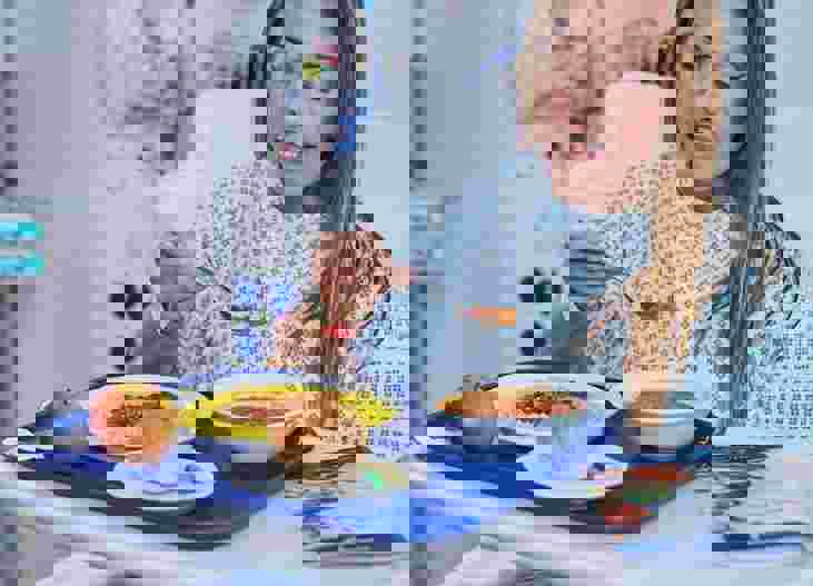 Med Uclh Patient Eating Dinner In Bed 02