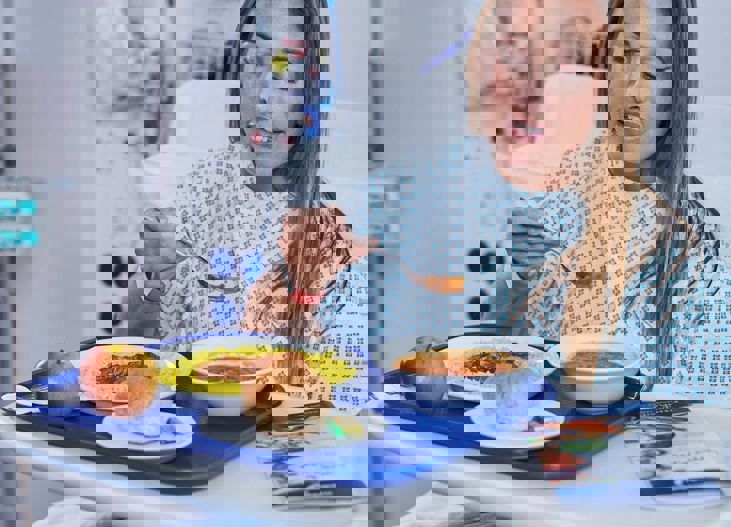 Med Uclh Patient Eating Dinner In Bed 02