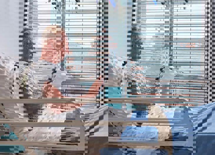 Med Uclh Patient In Bed Browsing Menu 02